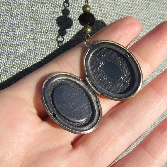 Victorian Woman Cameo Style Photo Locket Necklace Bronze Color with Black Glass - Picture 4 of 5
